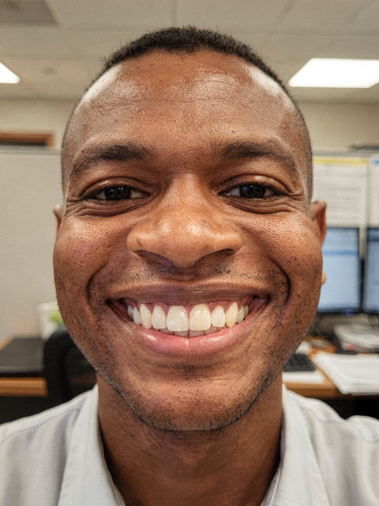 19-homme-40ans-haitien-bureau-laval.png